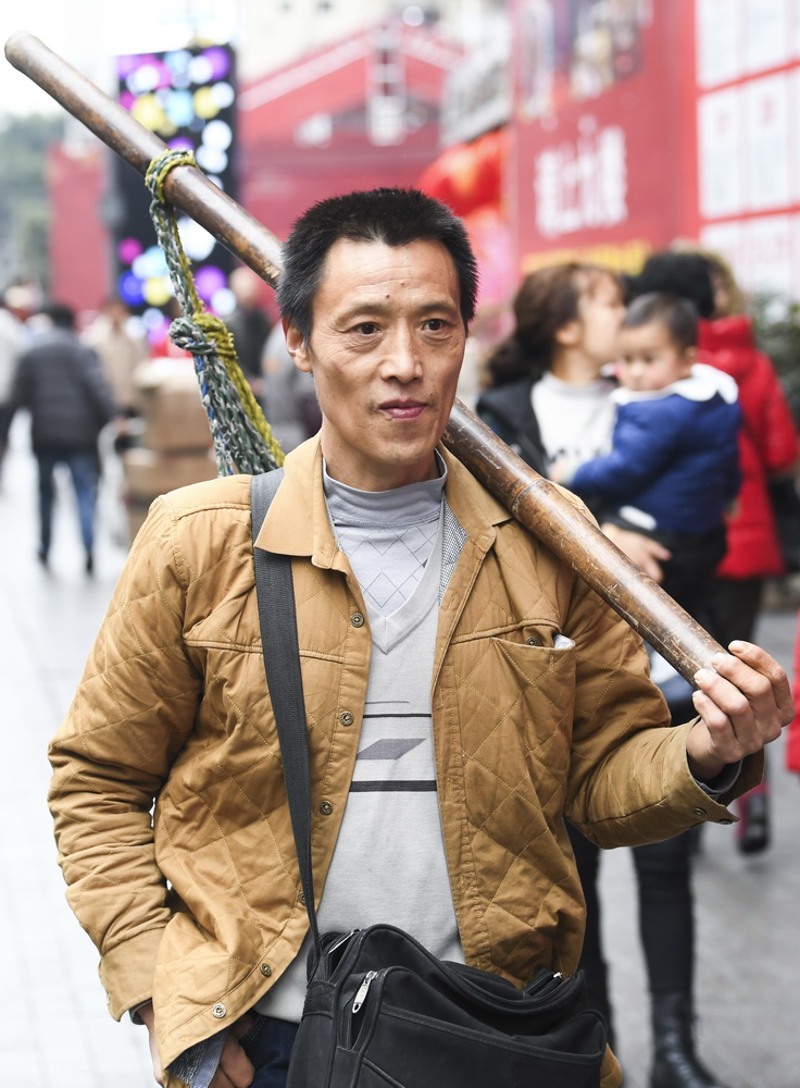 重庆棒棒扛货扛出一套房,跟拍他的一天