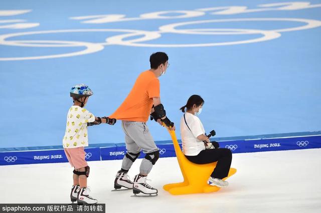 冬季去哪嗨？来室内冰场感受速度与激情