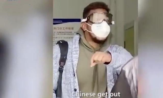 插队还叫嚣“中国人走开”的老外，手写道歉信！