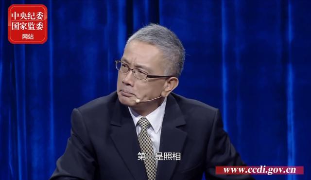 接棒杨利伟，中国首位女航天员刘洋领新任务