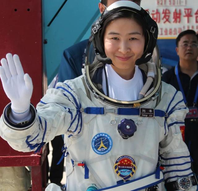 接棒杨利伟，中国首位女航天员刘洋领新任务