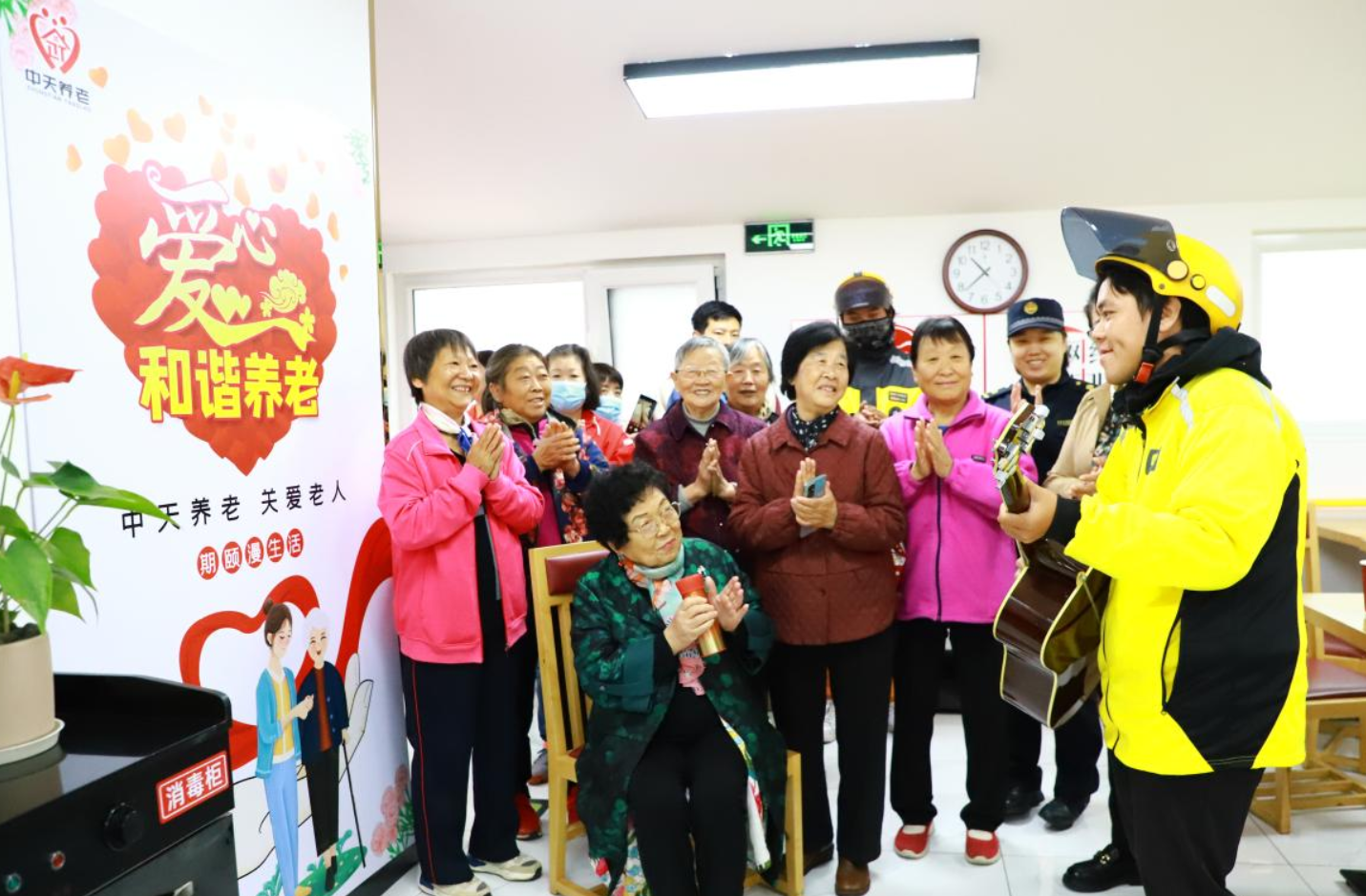 旧车棚改成社区养老服务驿站,志愿者与老人共庆重阳佳节