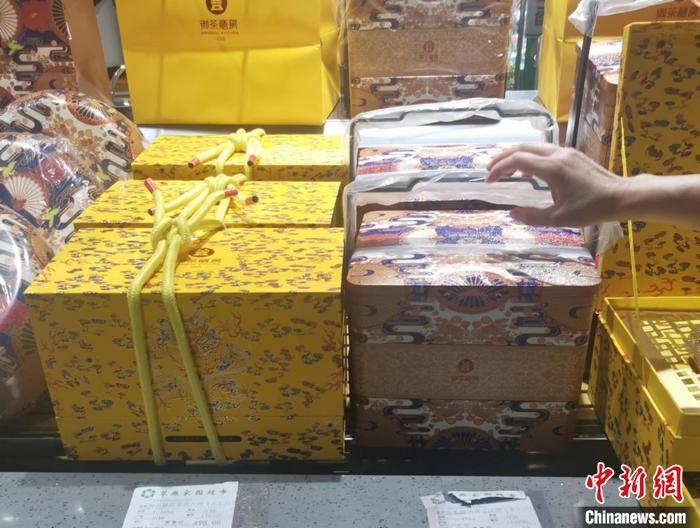 超市里售卖的月饼。中新网记者谢艺观摄