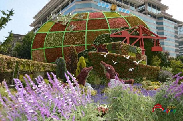 今日实拍！“祝福祖国”巨型花篮亮相天安门广场，国庆花坛实景抢先看！