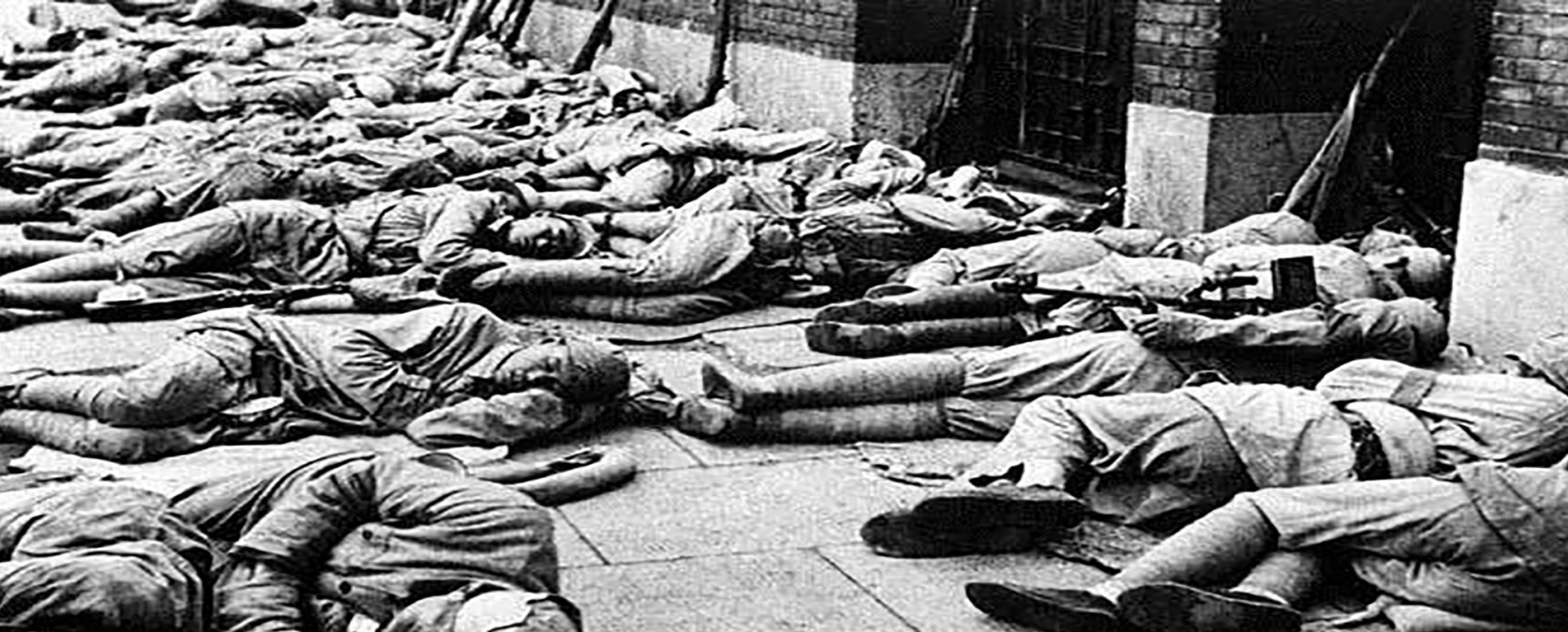 解放上海的人民解放军指战员,为不惊扰市民,露宿街头.