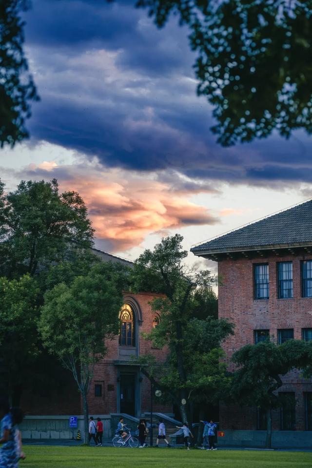 在依旧热烈的初秋，和清华相遇