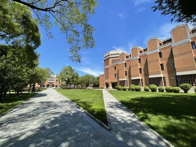 在依旧热烈的初秋，和清华相遇