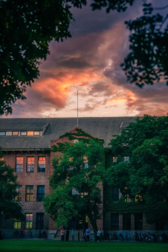 在依旧热烈的初秋，和清华相遇