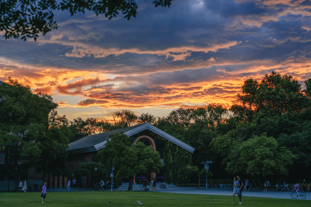在依旧热烈的初秋，和清华相遇