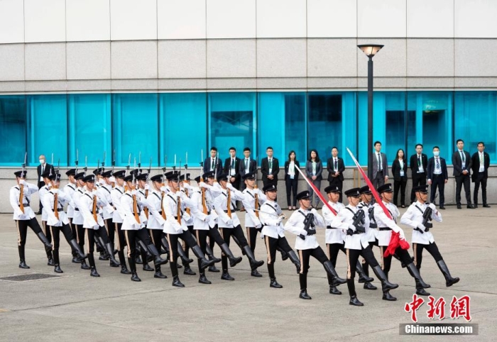 7月1日，庆祝香港回归祖国26周年升旗仪式在金紫荆广场举行。图为护旗队护卫中国国旗和香港特别行政区区旗进入广场。中新社记者 侯宇 摄