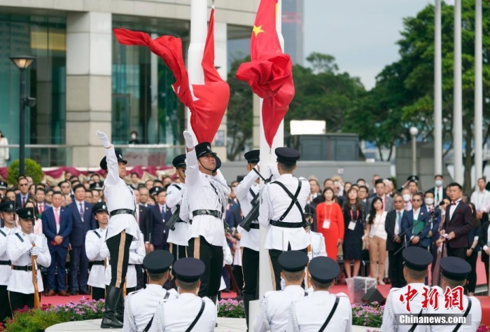 7月1日，庆祝香港回归祖国26周年升旗仪式在金紫荆广场举行。中新社记者 侯宇 摄