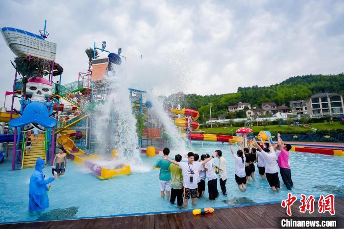 游客在湖州安吉天子湖荣耀天空之城里戏水游玩 王翠供图