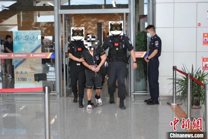 图为联合追逃工作组将陈某某成功带回格尔木市。青海省格尔木市公安局供图