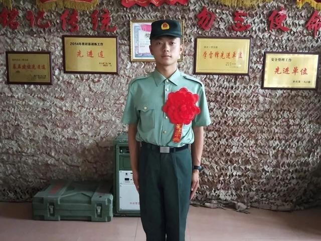 专业第一、42门满绩、36项荣誉……这位“兵哥哥”用奋斗自强，书写青春故事！
