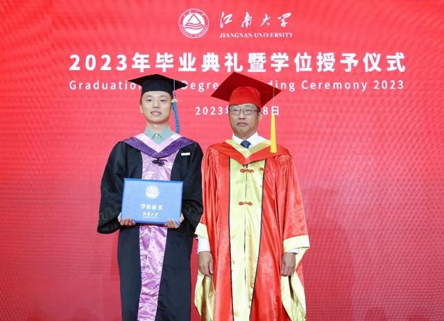 专业第一、42门满绩、36项荣誉……这位“兵哥哥”用奋斗自强，书写青春故事！