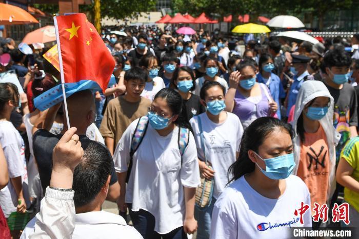 资料图：2020年全国高考某考场，考生走出考场。武俊杰 摄