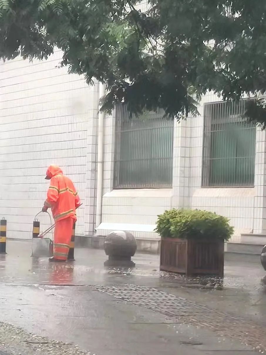 暴雨中，海淀街头一幕幕