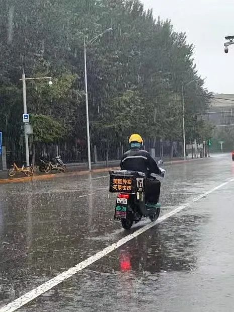 暴雨中，海淀街头一幕幕