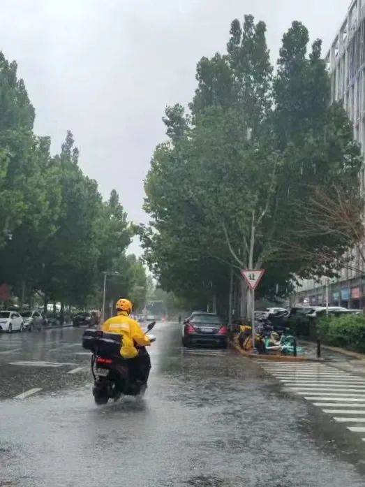暴雨中，海淀街头一幕幕