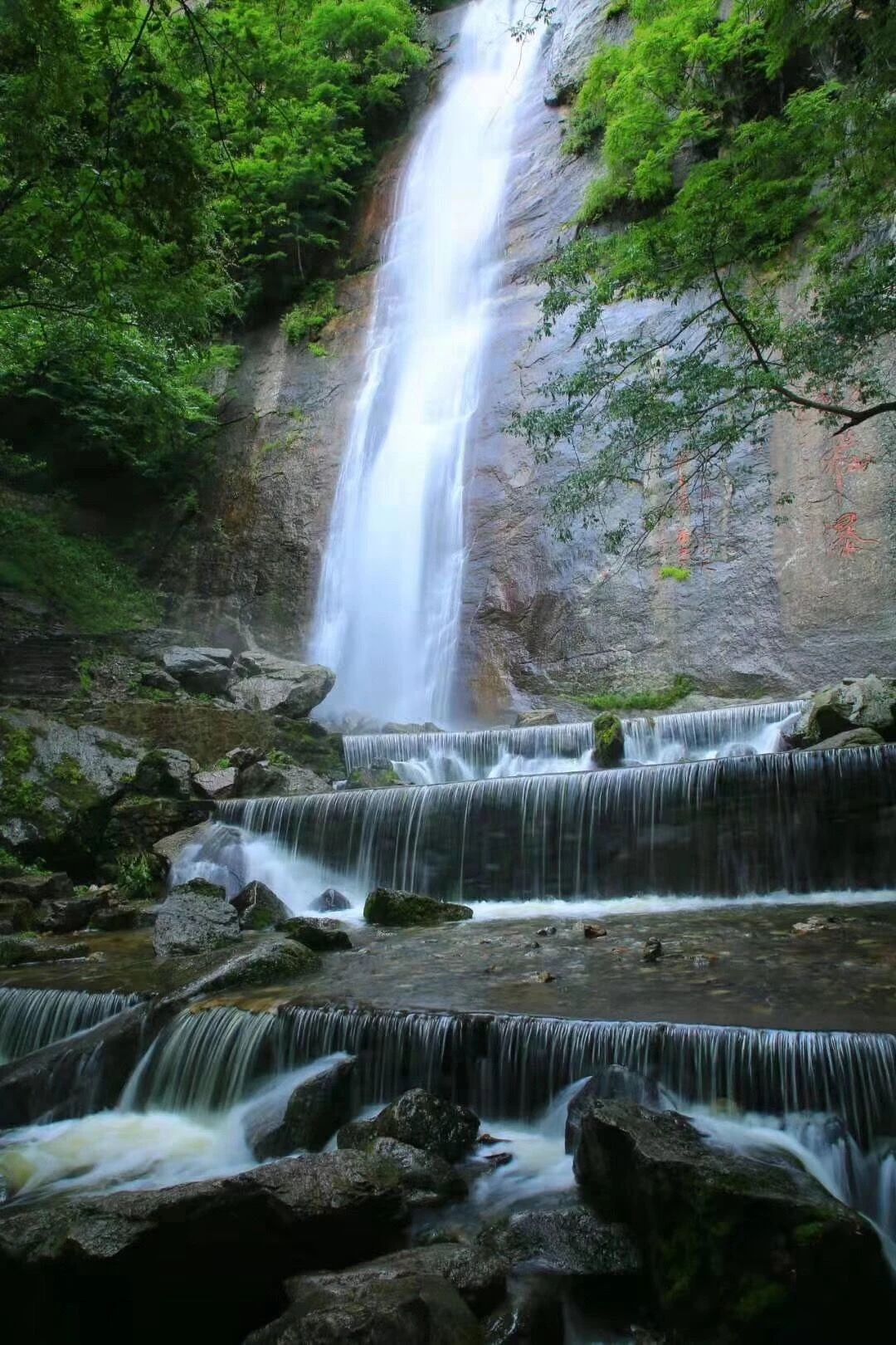 红河谷景区内瀑布风景