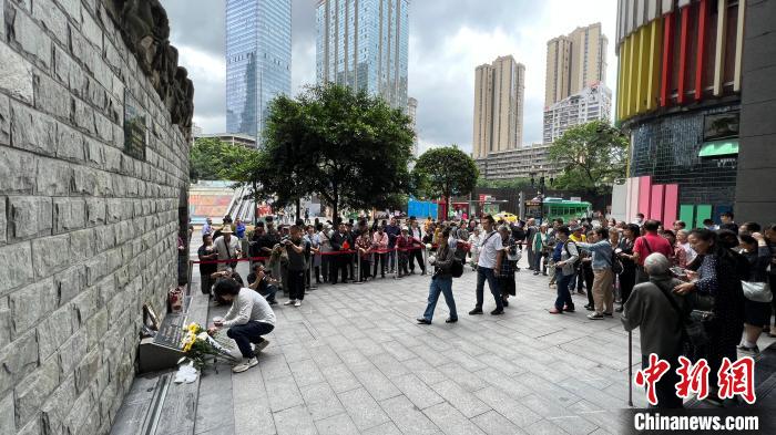 图为重庆大轰炸幸存者及遇难者亲属来到重庆大轰炸惨案遗址前，悼念遇难的亲人和同胞。肖江川 摄