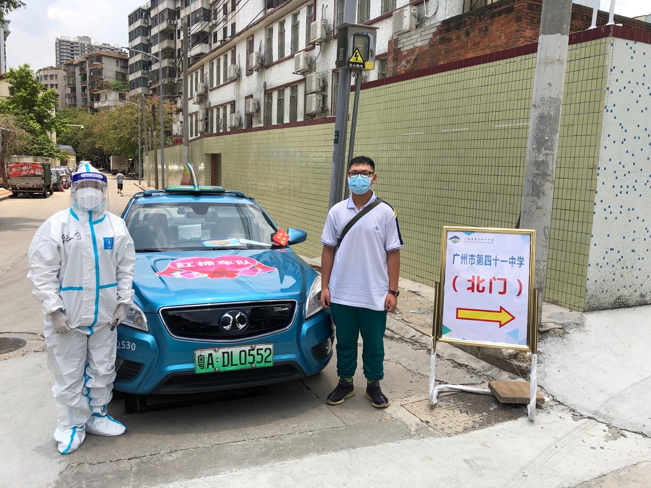 兰姐送考生小吴到考场。 受访者 供图