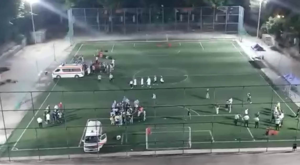 5月25日晚，崔晓琪发现楼下足球场出现了医护和救护车。 受访者 供图