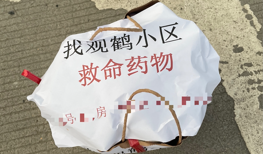 无人驾驶出租车给广钢新城封闭区居民送去救命药。 受访者 供图
