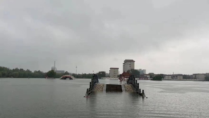 7月21日，卫辉市政府附近被淹。来源：微博网友