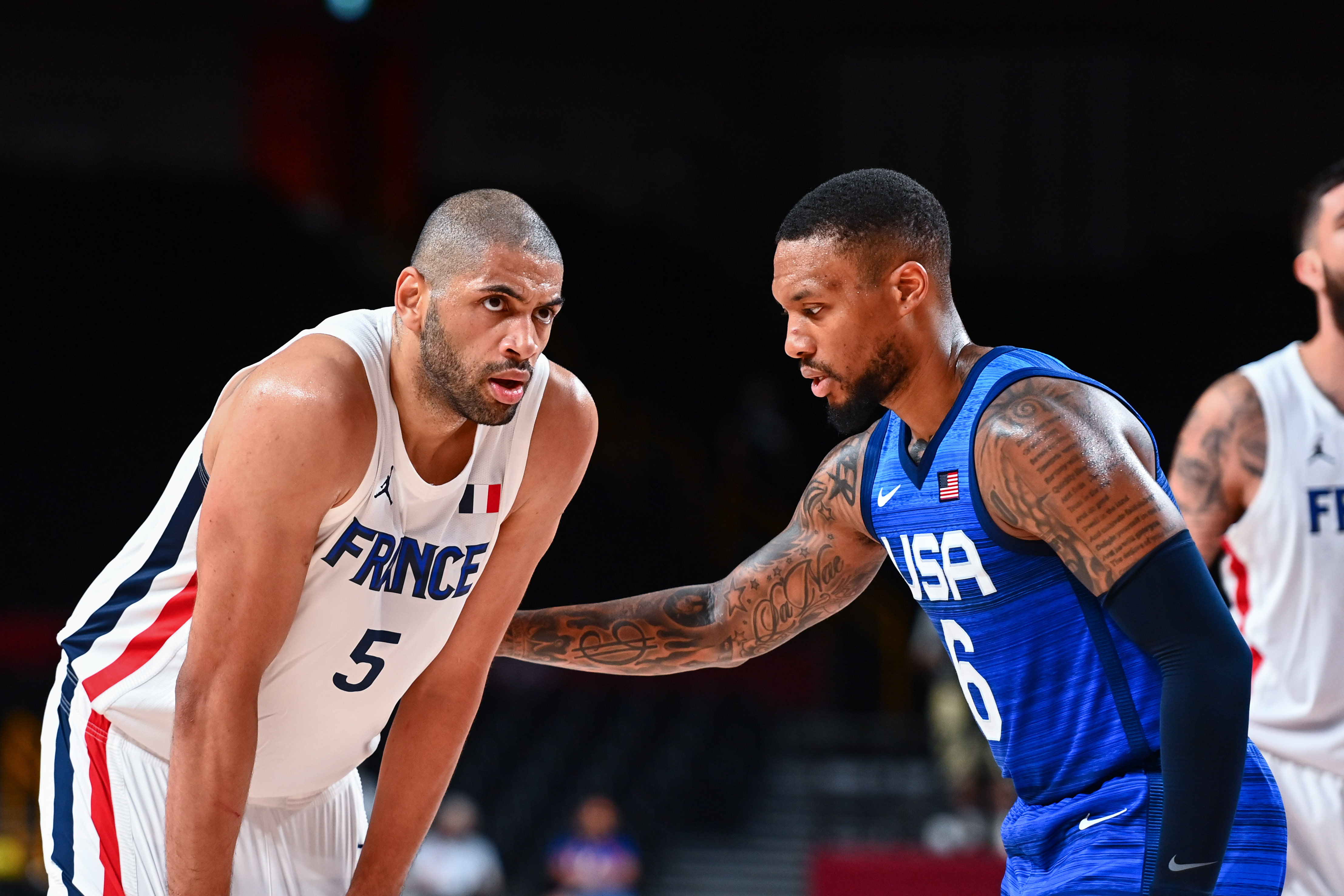 利拉德防守快船队的巴图姆(左).