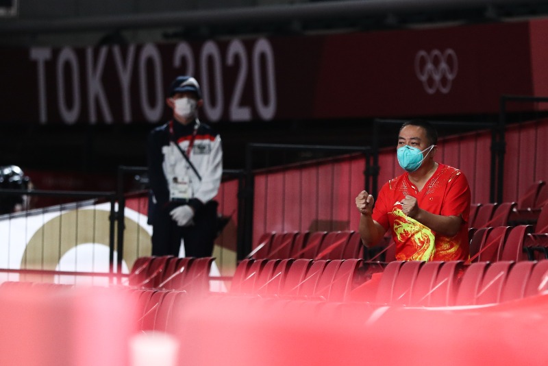 刘国梁在场边。