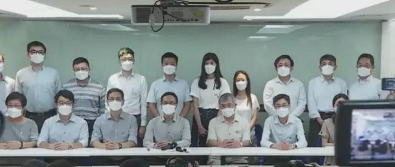 说明: 一群穿制服的人中度可信度描述已自动生成