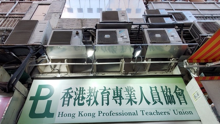 说明: 街道上有店铺的标志绿色背景白色的字描述已自动生成