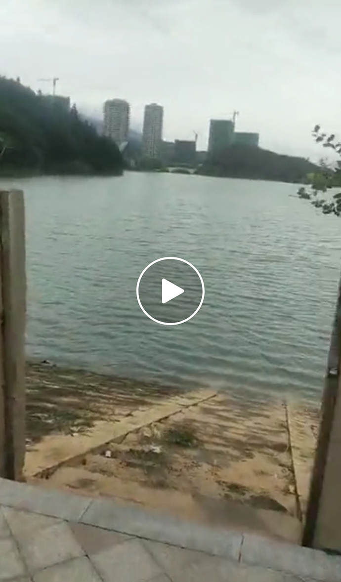 长安水库大坝阶梯的进口当时没有装门（事发后安装铁门并上锁）。现场视频截图