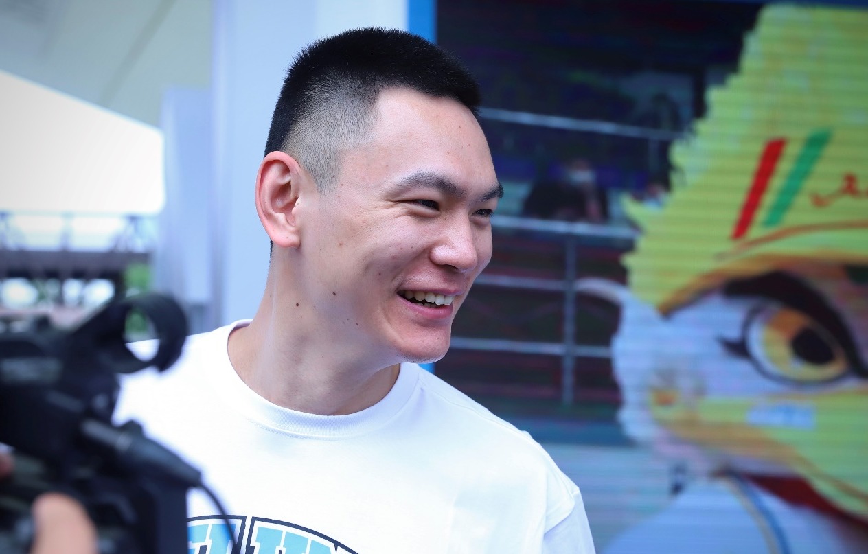 男人戴着耳机描述已自动生成