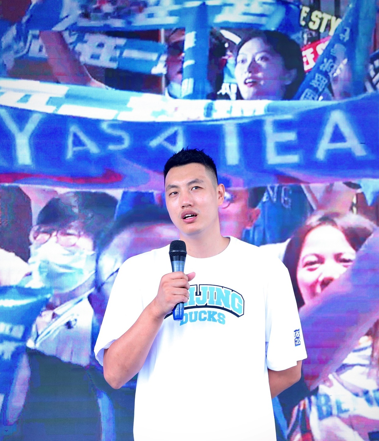 男人的照片上写着字低可信度描述已自动生成