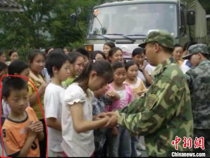 强浩当年送别解放军叔叔，圈红部分为本人。武警福建总队机动支队供图