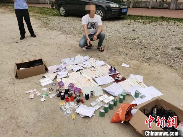 图为犯罪嫌疑人指认作案工具。崇左警方供图