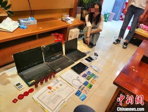 图为犯罪嫌疑人指认作案工具。崇左警方供图