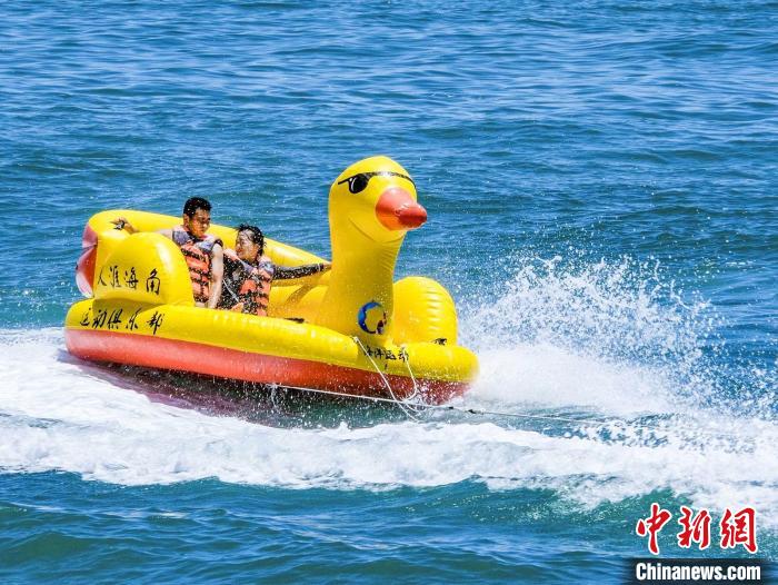 天涯海角游览区内的海上娱乐项目。李虎虎供图
