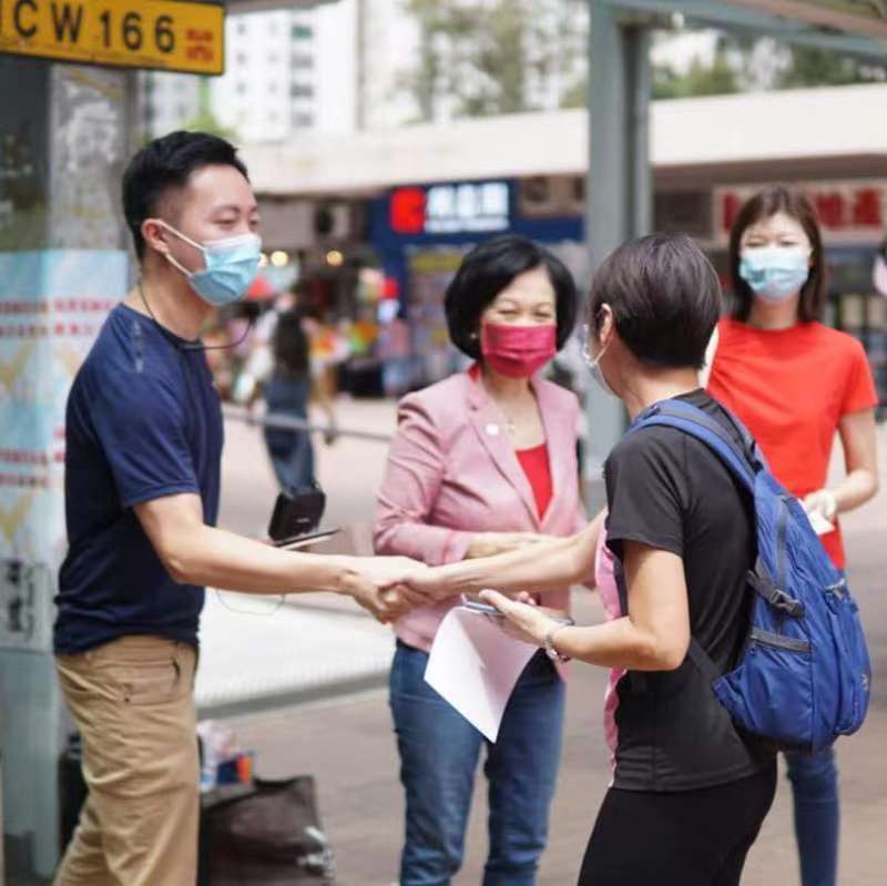 男人和女人站在街道上走描述已自动生成