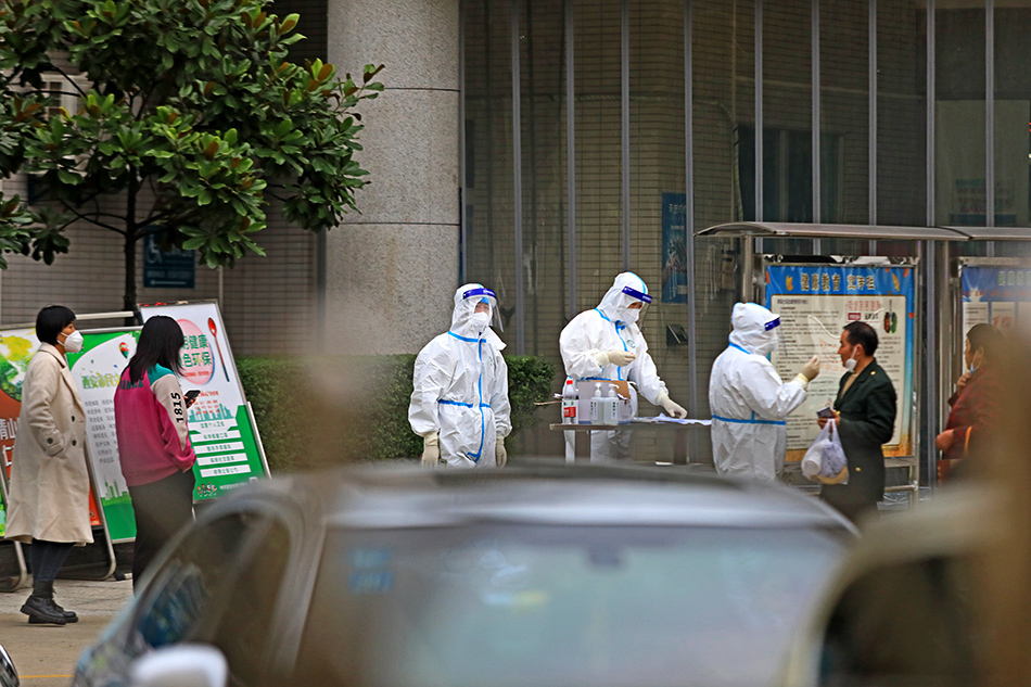 2021年10月17日下午，西安市第八医院入口处，医护人员进行核酸检测。