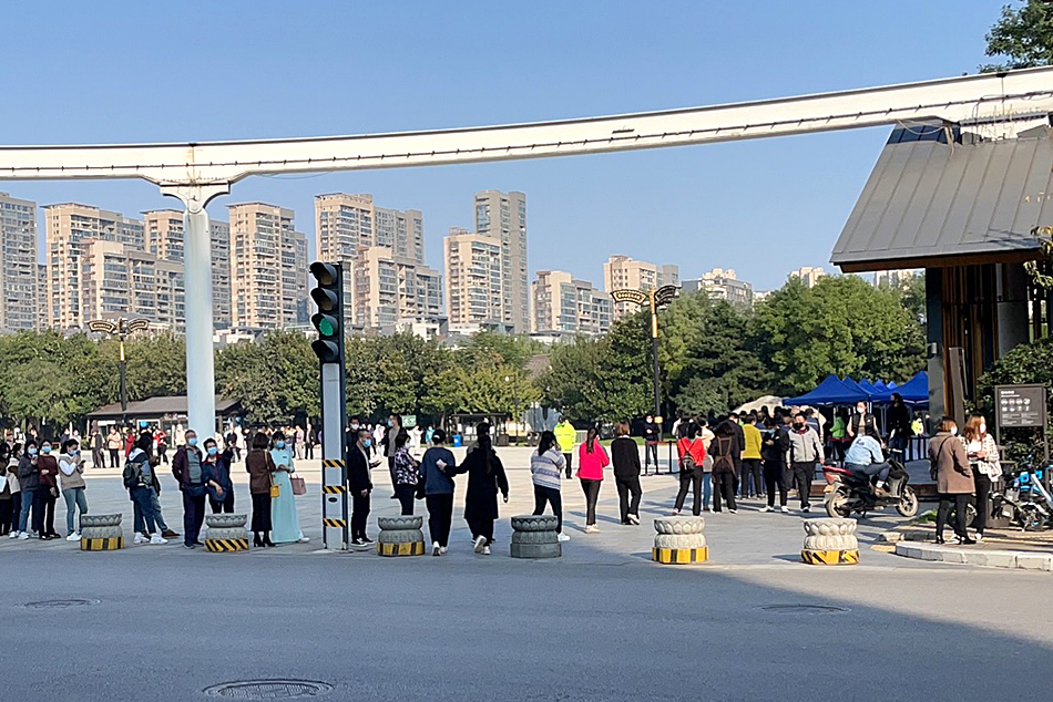 2021年10月18日，曲江池遗址公园暂停开放。曲江池遗址公园核酸检测点，市民正有序排队做核酸检测。