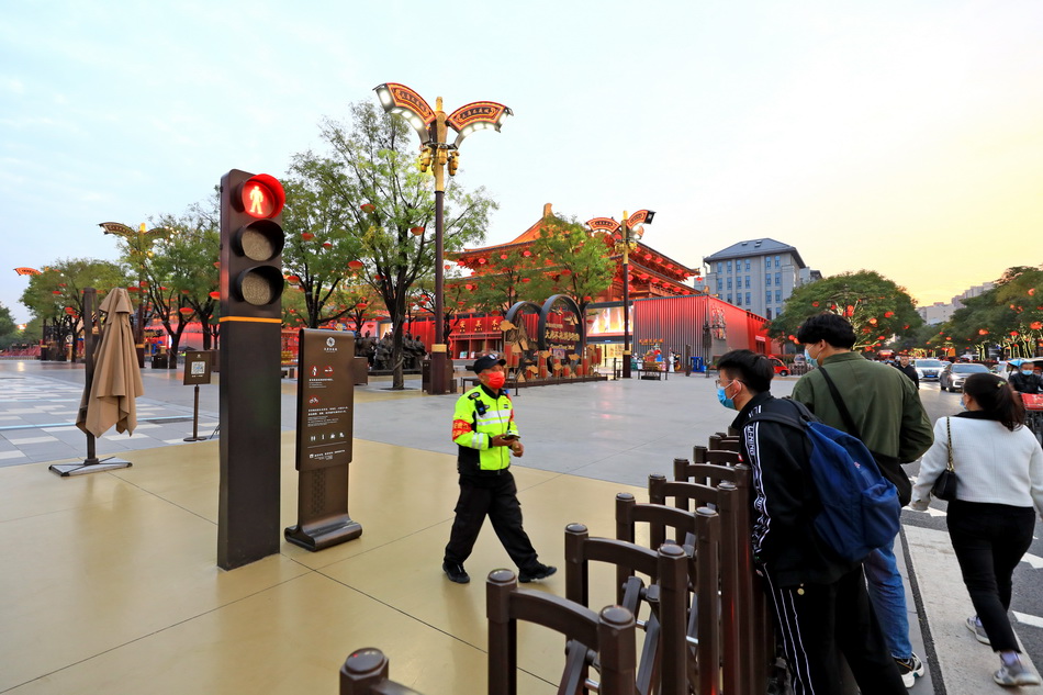 2021年10月17日下午，陕西西安，大唐不夜城步行街暂时关闭，游客向工作人员询问情况。