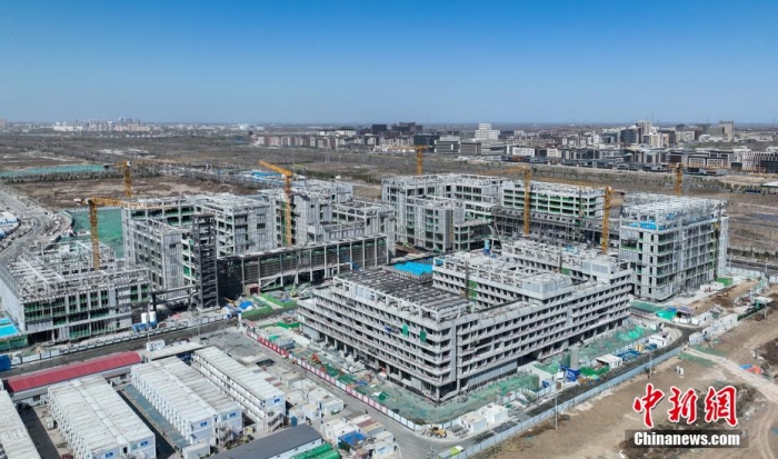 近日，记者探访建设中的雄安创新研究院科技园区。该项目位于雄安新区启动区，由河北省与中国科学院共同建设，总建筑面积172204平方米，建成后将成为多学科交叉融合、关键核心技术突破和科技成果转移转化的重要基地。当前项目正处于外幕墙施工、装饰装修施工和机电安装阶段。图为航拍科技园区全貌。贾天勇 摄