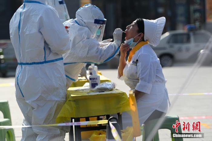 10月29日，呼和浩特市席力图召广场，民众有序进行核酸检测。 刘文华 摄