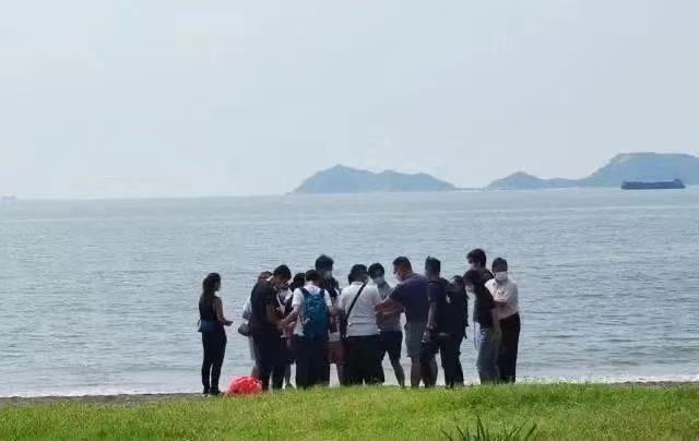 一群人站在湖边描述已自动生成