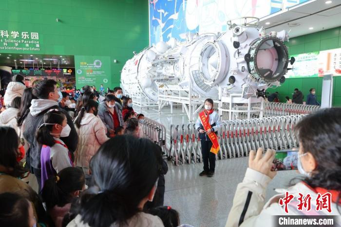 中国科技馆“红领巾宣讲团”的小讲解员讲述天和核心舱。中国科技馆 供图