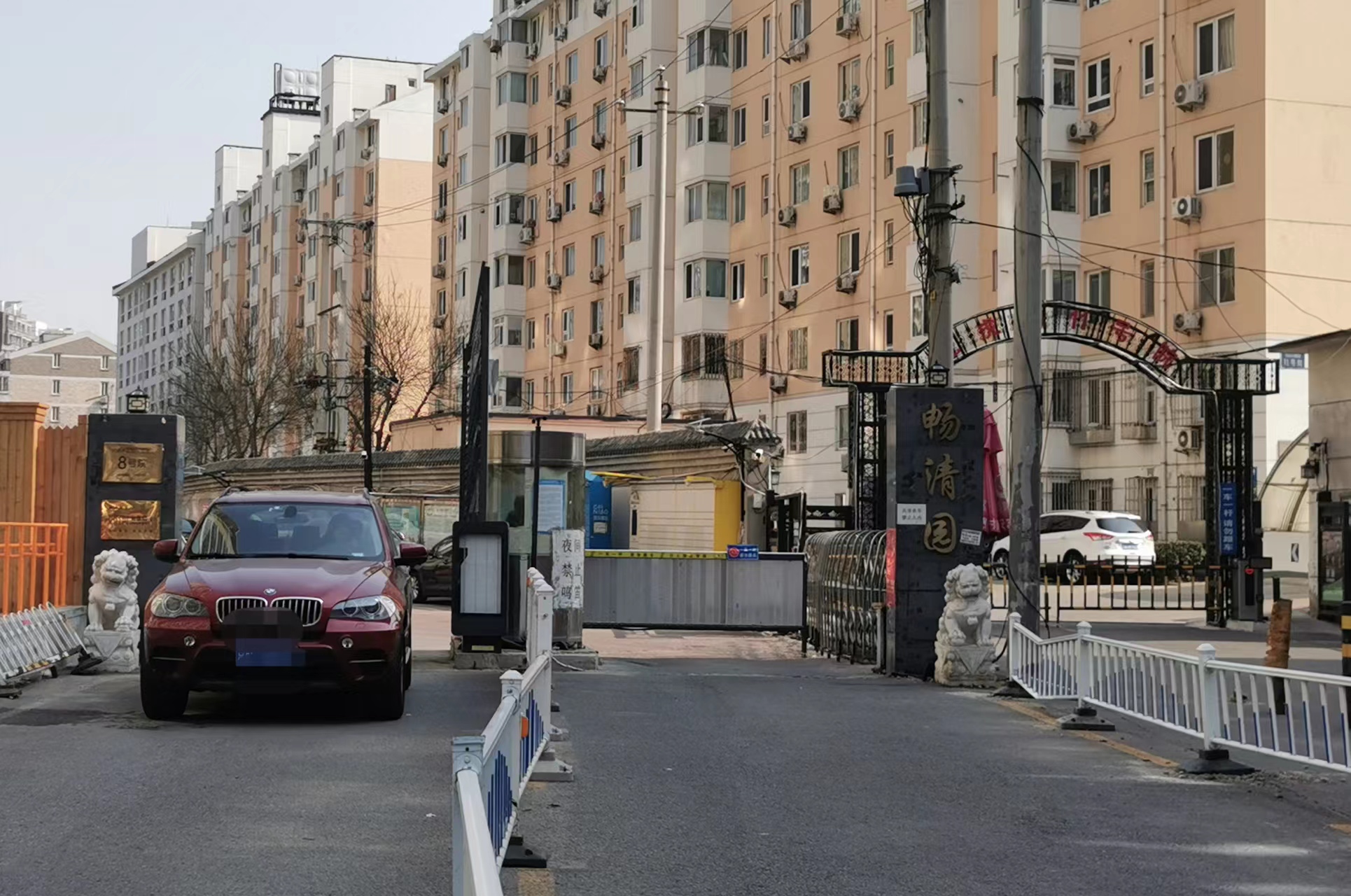 这条路凭啥圈成停车场?3道门两道墙封堵16年