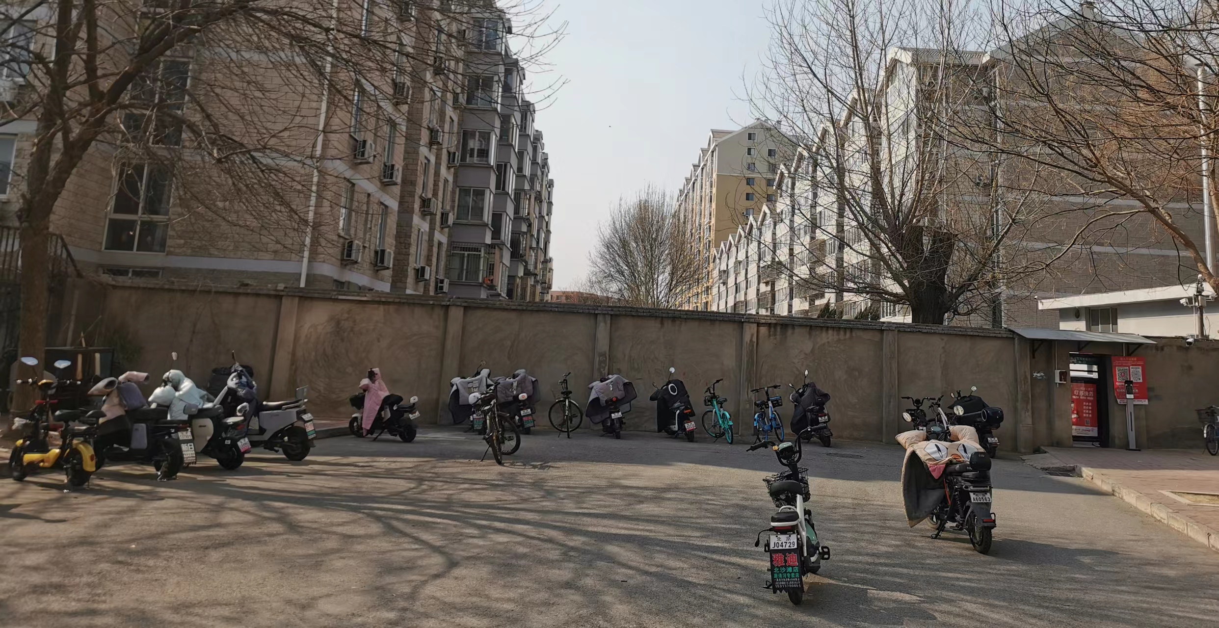 这条路凭啥圈成停车场?3道门两道墙封堵16年